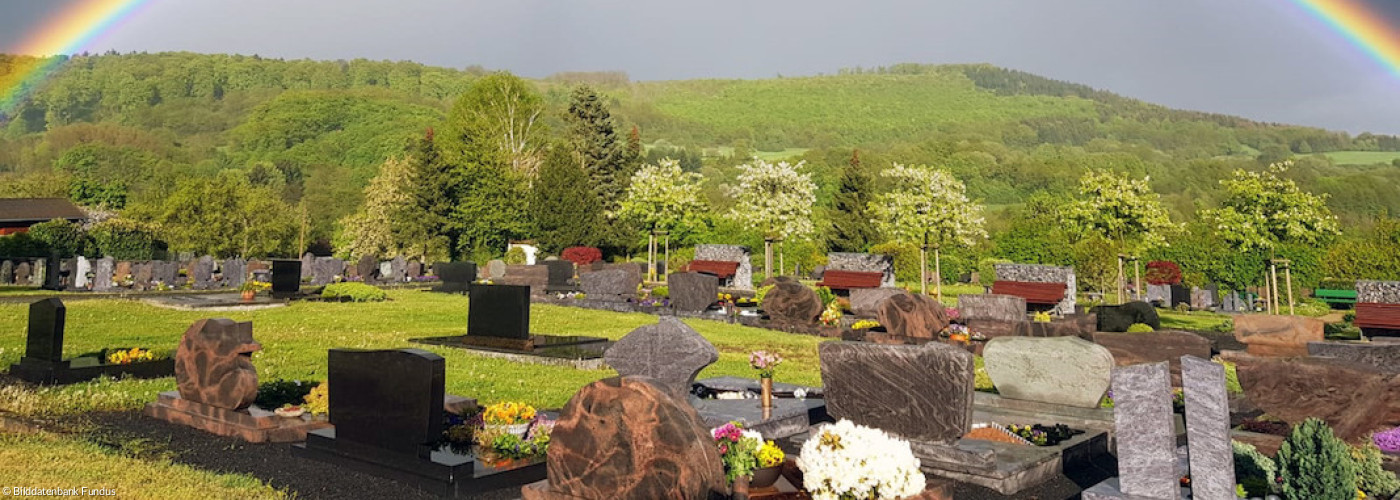 Regenbogen über dem Friedhof von Gemünden