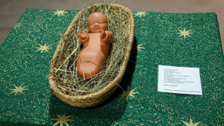 Jesuskind in der Krippe (Ton)